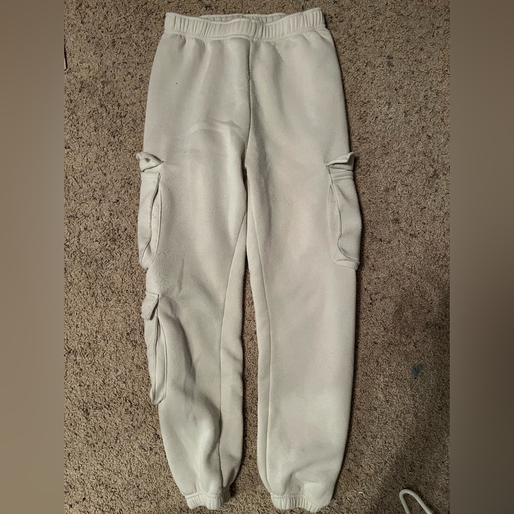 beige/neutral cargo jogger sweatpants